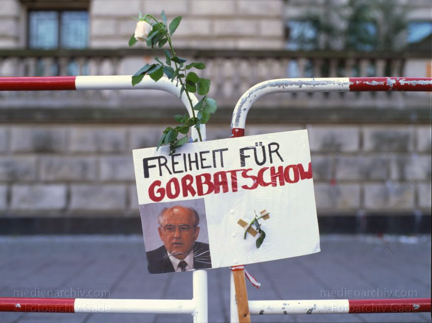 Berlin. Russische Botschaft. Proteste wegen Entführung von Gorbatschow.
1991. Berlin. Mitte. Vor der Russischen Botschaft. Unter den Linden. Proteste gegen die Entführung von Gorbatschow.
Schlüsselwörter: Berlin;Deutschland;Germany;Gorbatschow;Mitte;1991;Protest