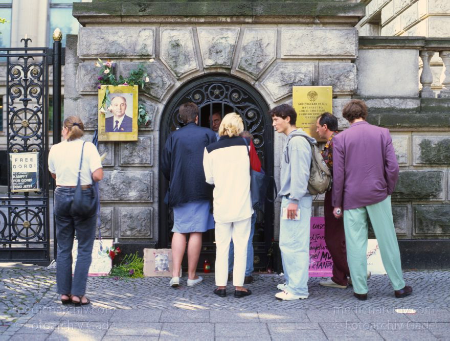 Berlin. Russische Botschaft. Proteste wegen Entführung von Gorbatschow.
1991. Berlin. Mitte. Vor der Russischen Botschaft. Unter den Linden. Proteste gegen die Entführung von Gorbatschow.
Schlüsselwörter: Berlin;Deutschland;Germany;Gorbatschow;Mitte;1991;Protest