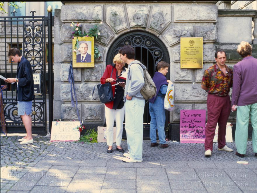 Berlin. Russische Botschaft. Proteste wegen Entführung von Gorbatschow.
1991. Berlin. Mitte. Vor der Russischen Botschaft. Unter den Linden. Proteste gegen die Entführung von Gorbatschow.
Schlüsselwörter: Berlin;Deutschland;Germany;Gorbatschow;Mitte;1991;Protest