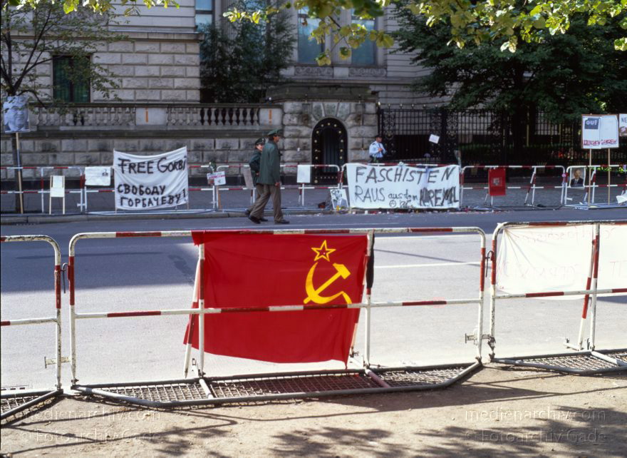 Berlin. Russische Botschaft. Proteste wegen Entführung von Gorbatschow.
1991. Berlin. Mitte. Vor der Russischen Botschaft. Unter den Linden. Proteste gegen die Entführung von Gorbatschow.
Schlüsselwörter: Berlin;Deutschland;Germany;Gorbatschow;Mitte;1991;Protest