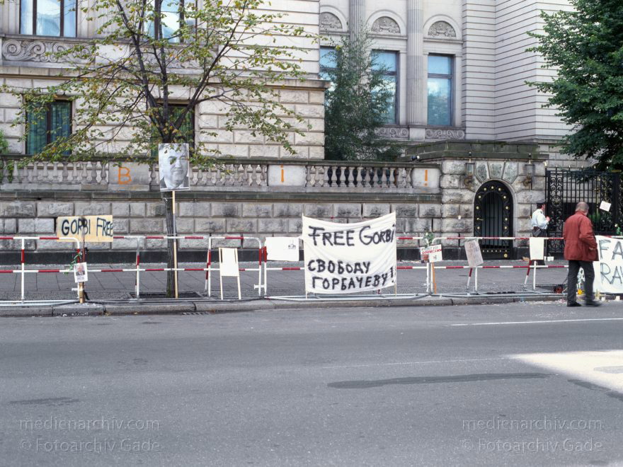 Berlin. Russische Botschaft. Proteste wegen Entführung von Gorbatschow.
1991. Berlin. Mitte. Vor der Russischen Botschaft. Unter den Linden. Proteste gegen die Entführung von Gorbatschow.
Schlüsselwörter: Berlin;Deutschland;Germany;Gorbatschow;Mitte;1991;Protest