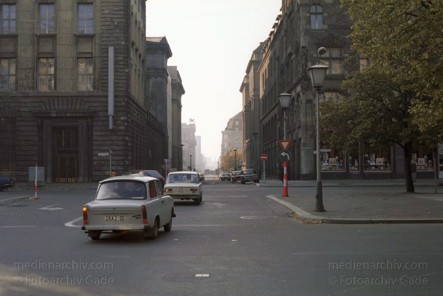 Berlin. DDR. OstBerlin. Trabant Autos auf der Unter den Linden. Trabbi
2. Oktober 1987. Berlin. DDR. Ostberlin. Mitte. Trabant Autos auf der Unter den Linden. Trabbi
Schlüsselwörter: Berlin;DDR;Deutschland;Germany;Mitte;Ost-Berlin;Ostberlin;Ostzone;Trabant;Trabbi;1997;Unter den Linden