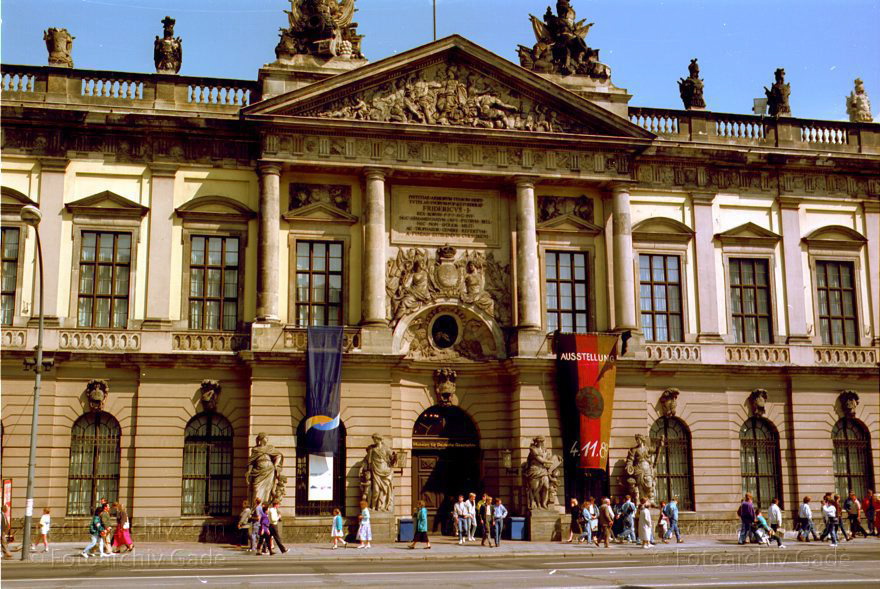 Berlin. Straße Unter den Linden. das Deutsche Historische Museum im Zeughaus.
30.05.1990 Mitte. Straße Unter den Linden. das Deutsche Historische Museum im Zeughaus.
Schlüsselwörter: Berlin;Deutschland;Germany;Mai;Mitte;Reichstag;Tiergarten;1990;Zeughaus
