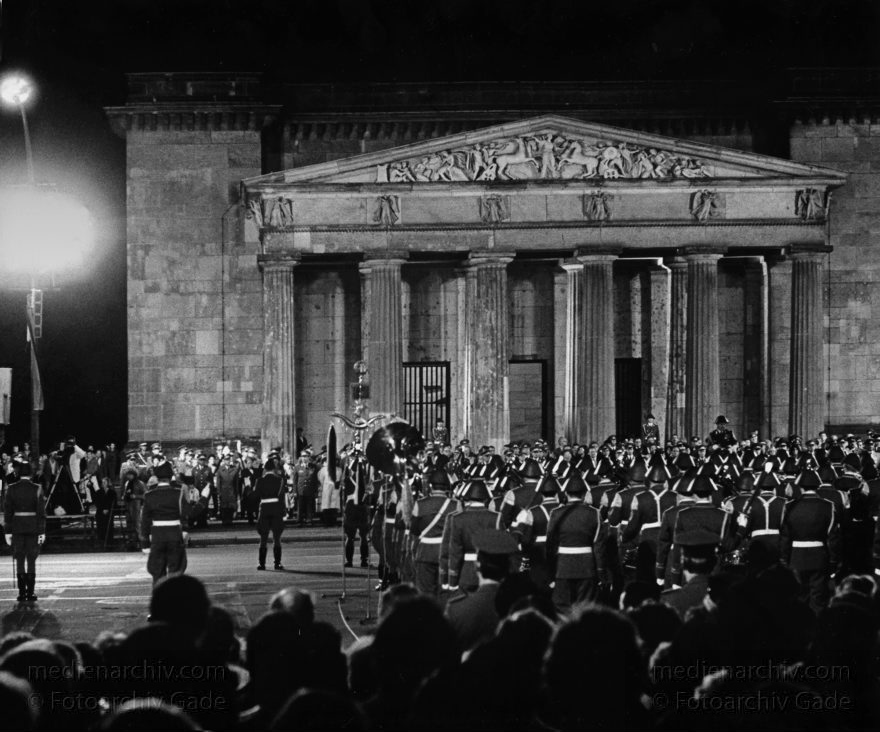 Berlin. Neue Wache. Mahnmal für die Opfer des Faschismus und Militarismus. Parade zum Nationalfeiertag der DDR.
7. Oktober 1987. Berlin. Mitte. Neue Wache. Mahnmal für die Opfer des Faschismus und Militarismus. Parade zum Nationalfeiertag der DDR.
Schlüsselwörter: Berlin;DDR;Deutschland;Germany;Mitte;Nationalfeiertag;Neue Wache;NVA;Parade;1987;Soldaten