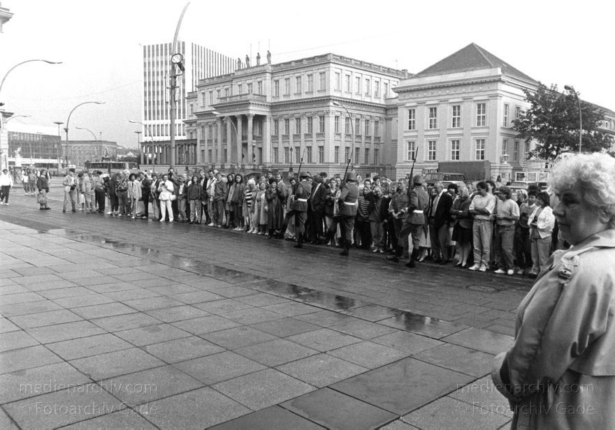 Berlin. DDR. Unter den Linden. Wachposten vor der Neue Wache.
Juli 1989. Berlin. Mitte. DDR. Unter den Linden. Wachposten vor der Neue Wache.
Schlüsselwörter: Berlin;DDR;Deutschland;Germany;Mitte;Neue Wache;NVA;Operncafe;Palais Unter den Linden;1989;Wachablösung