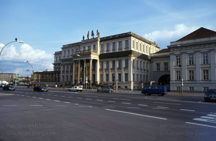 Berlin. Straße Unter den Linden. Kronprinzenpalais
Juli 1999. Berlin. Mitte. Straße Unter den Linden. Kronprinzenpalais. ( erbaut für Kronprinz Friedrich den Großen. bewohnt von Friedrich Wilhelm III.)
Schlüsselwörter: Berlin;Deutschland;Germany;Kronprinzenpalais;Mitte;1999;Straße unter den Linden