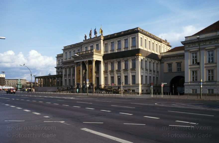 Berlin. Straße Unter den Linden. Kronprinzenpalais
Juli 1999. Berlin. Mitte. Straße Unter den Linden. Kronprinzenpalais. ( erbaut für Kronprinz Friedrich den Großen. bewohnt von Friedrich Wilhelm III.)
Schlüsselwörter: Berlin;Deutschland;Germany;Kronprinzenpalais;Mitte;1999;Straße unter den Linden