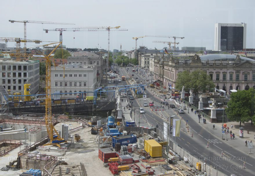 Berlin. Unter den Linden
2015. Berlin. Mitte. Blick von der Humboldt-Box. Unter den Linden. Schlossplatz. Schlossbrücke
Schlüsselwörter: 2015;Baustelle;Berlin;Kran;Mitte;Museumsinsel;Schlossbrücke;Unter den Linden