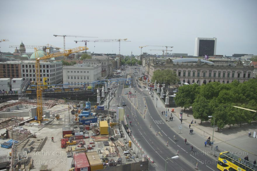 Berlin. Unter den Linden
2015. Berlin. Mitte. Blick von der Humboldt-Box. Unter den Linden
Schlüsselwörter: 2015;Berlin;Mitte;Museumsinsel;Unter den Linden