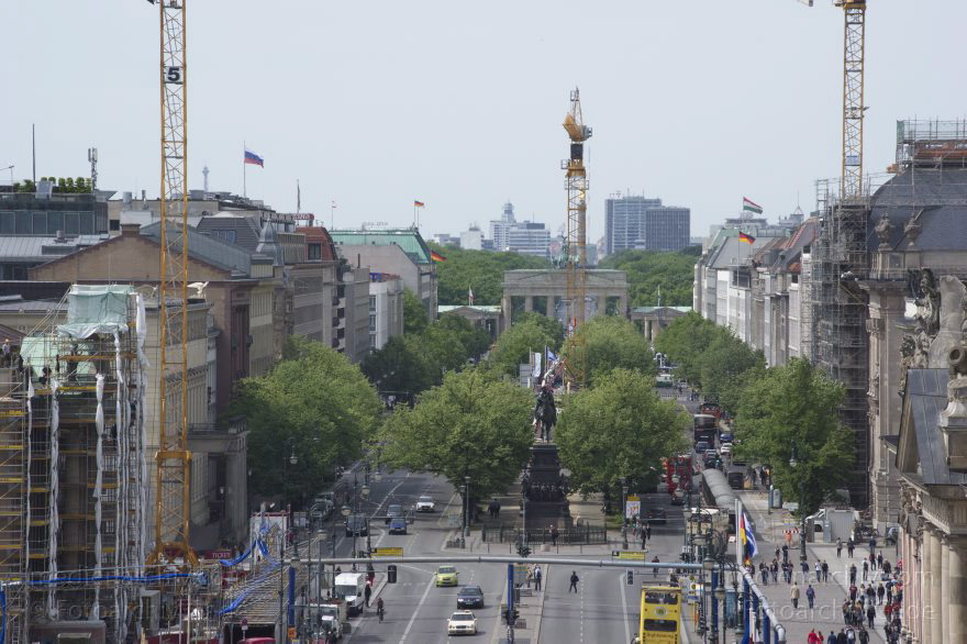 Berlin. Unter den Linden
2015. Berlin. Mitte. Blick von der Humboldt-Box. Unter den Linden. Brandenburger Tor
Schlüsselwörter: 2015;Baustelle;Berlin;Brandenburger Tor;Kran;Mitte;Unter den Linden
