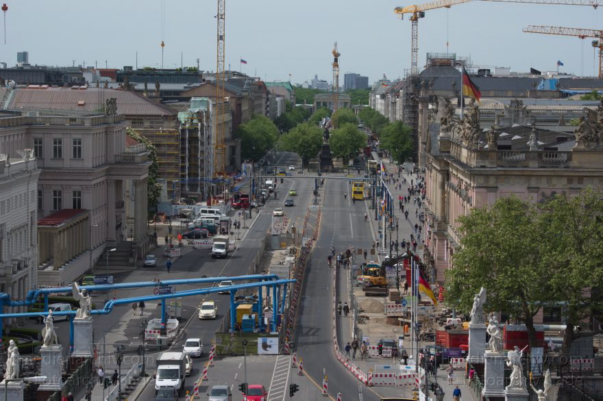 Berlin. Unter den Linden
2015. Berlin. Mitte. Blick von der Humboldt-Box. Unter den Linden. Brandenburger Tor
Schlüsselwörter: 2015;Baustelle;Berlin;Brandenburger Tor;Kran;Mitte;Unter den Linden