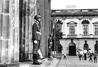 Berlin-Mitte-Unter-den-Linden-198907-03.jpg