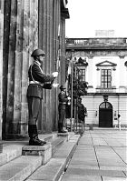 Berlin-Mitte-Unter-den-Linden-198907-04.jpg