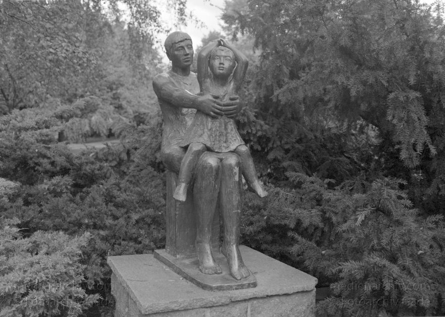 Berlin. Volkspark am Weinbergsweg. Bronzeskulptur
September 1993. Berlin. Mitte. Volkspark am Weinbergsweg. Bronzeskulptur
Schlüsselwörter: Berlin;Bronzeskulptur;Deutschland;Germany;Mitte;Volkspark;1993;Weinberg