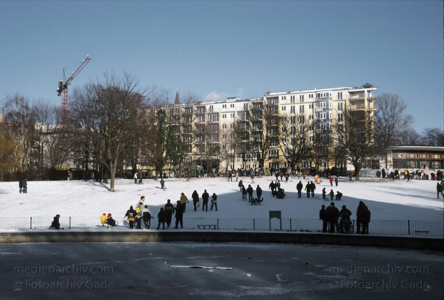 Berlin. Rodeln im Volkspark am Weinberg. Winter. Schnee. Schlittenfahren
Januar 2000. Berlin. Mitte. Rodeln im Volkspark am Weinberg. Winter. Schnee. Schlittenfahren
Schlüsselwörter: Berlin;Deutschland;Germany;Mitte;Rodeln;Schlitten;Schnee;verschneit;Volkspark am Weinberg;2000;Winter