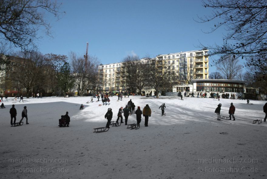Berlin. Rodeln im Volkspark am Weinberg.
Januar 2000. Berlin. Mitte. Rodeln im Volkspark am Weinberg.
Schlüsselwörter: Berlin;Deutschland;Germany;Mitte;Rodeln;Volkspark am Weinberg;2000;Winter