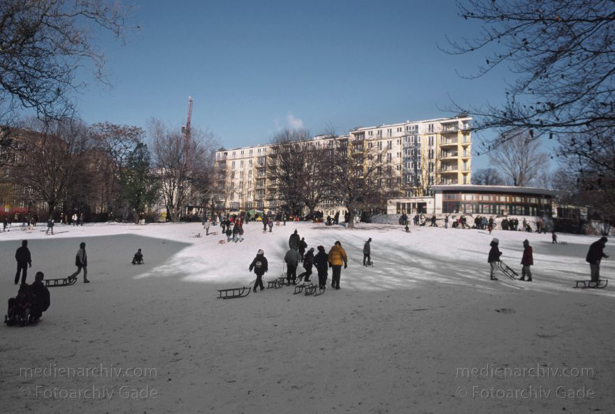 Berlin. Rodeln im Volkspark am Weinberg.
Januar 2000. Berlin. Mitte. Rodeln im Volkspark am Weinberg.
Schlüsselwörter: Berlin;Deutschland;Germany;Mitte;Rodeln;Volkspark am Weinberg;2000;Winter