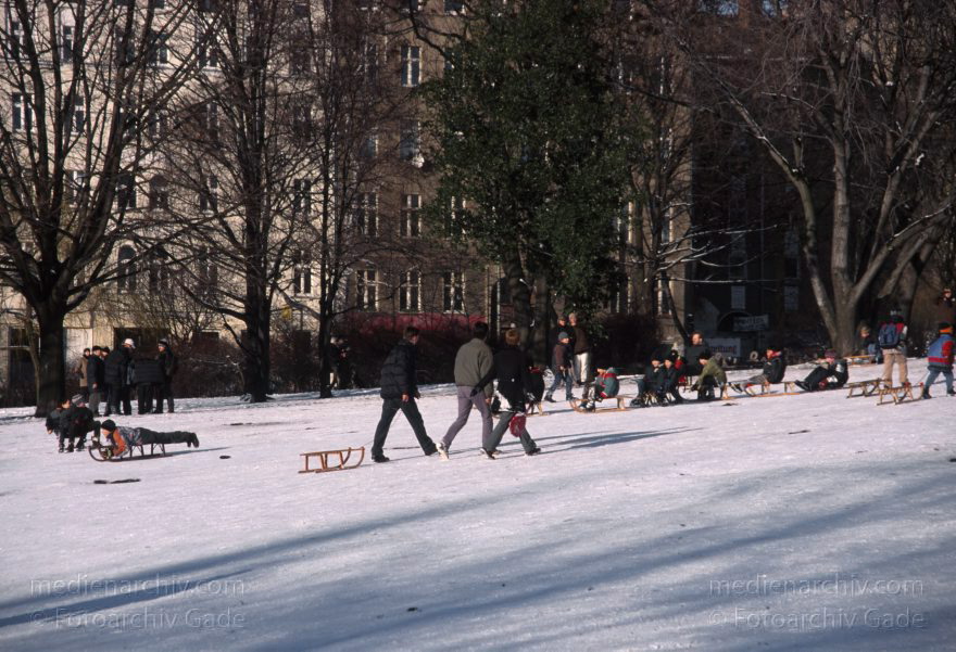 Berlin. Rodeln im Volkspark am Weinberg. Winter. Schnee. Schlittenfahren
Januar 2000. Berlin. Mitte. Rodeln im Volkspark am Weinberg. Winter. Schnee. Schlittenfahren
Schlüsselwörter: Berlin;Deutschland;Germany;Mitte;Rodeln;Schlitten;Schnee;verschneit;Volkspark am Weinberg;2000;Winter