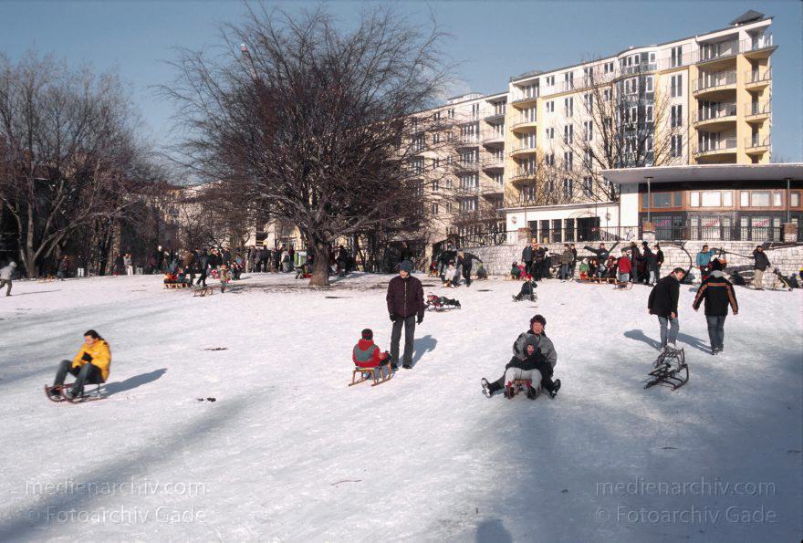 Berlin. Rodeln im Volkspark am Weinberg.
Januar 2000. Berlin. Mitte. Rodeln im Volkspark am Weinberg.
Schlüsselwörter: Berlin;Deutschland;Germany;Mitte;Rodeln;Volkspark am Weinberg;2000;Winter