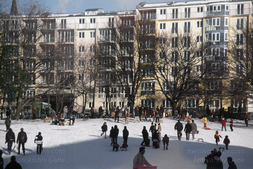 Berlin. Rodeln im Volkspark am Weinberg. Winter. Schnee. Schlittenfahren
Januar 2000. Berlin. Mitte. Rodeln im Volkspark am Weinberg. Winter. Schnee. Schlittenfahren
Schlüsselwörter: Berlin;Deutschland;Germany;Mitte;Rodeln;Schlitten;Schnee;verschneit;Volkspark am Weinberg;2000;Winter