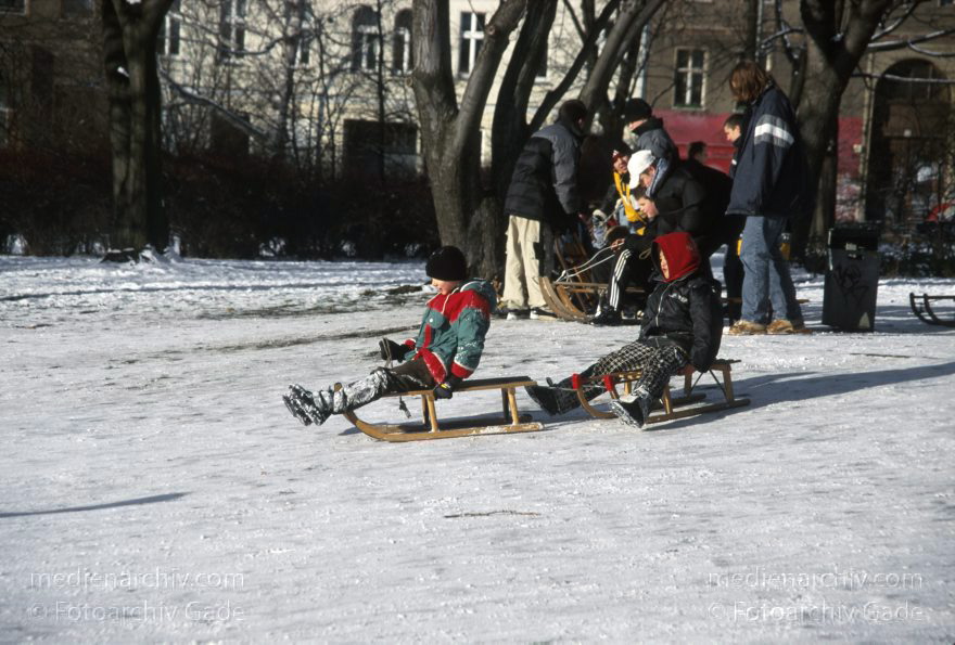 Berlin. Rodeln im Volkspark am Weinberg. Winter. Schnee. Schlittenfahren
Januar 2000. Berlin. Mitte. Rodeln im Volkspark am Weinberg. Winter. Schnee. Schlittenfahren
Schlüsselwörter: Berlin;Deutschland;Germany;Mitte;Rodeln;Schlitten;Schnee;verschneit;Volkspark am Weinberg;2000;Winter