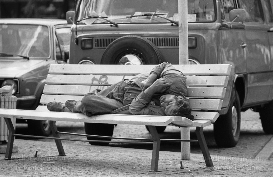 Berlin. Charlottenburg. Obdachlose. Penner am Bahnhof Zoo
Juli 1989. Berlin. Charlottenburg. Obdachlose. Penner am Bahnhof Zoo
Schlüsselwörter: Berlin;Charlottenburg;Deutschland;Germany;1989;Obdachloser