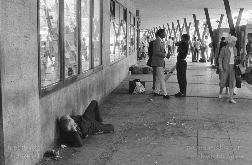 Berlin. Charlottenburg. Obdachlose. Penner am Bahnhof Zoo
Juli 1989. Berlin. Charlottenburg. Obdachlose. Penner am Bahnhof Zoo
Schlüsselwörter: Berlin;Charlottenburg;Deutschland;Germany;1989;Obdachloser