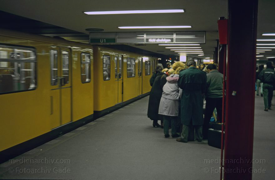 Berlin. Charlottenburg. U-Bahnhof am Zoologischen Garten. Am Gleis.
8. November 1992. Berlin. Charlottenburg. U-Bahnhof am Zoologischen Garten. Am Gleis.
Schlüsselwörter: Berlin;Charlottenburg;Deutschland;Germany;U-Bahnhof;1992;Zoologischer Garten
