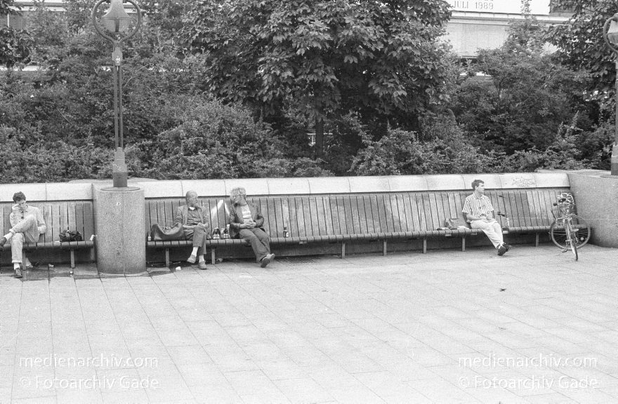 Berlin. Charlottenburg. Obdachloser. Penner Trinkerszene am Breitscheidplatz.
Juli 1989. Berlin. Charlottenburg. Obdachloser. Penner. Trinkerszene am Breitscheidplatz.
Schlüsselwörter: Berlin;Breitscheidplatz;Charlottenburg;Deutschland;1989;Germany