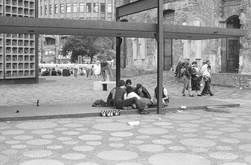 Berlin. Charlottenburg. Obdachloser. Penner Trinkerszene am Breitscheidplatz.
Juli 1989. Berlin. Charlottenburg. Obdachloser. Penner. Trinkerszene am Breitscheidplatz.
Schlüsselwörter: Berlin;Breitscheidplatz;Charlottenburg;Deutschland;1989;Germany