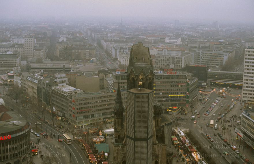 Berlin. Charlottenburg. Europaplatz
Dezember 1991. Berlin. Charlottenburg. Europaplatz
Schlüsselwörter: Berlin;Charlottenburg;Deutschland;Europaplatz;1991;Germany