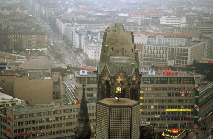 Berlin. Charlottenburg. Breitscheidplatz. Kaiser-Wilhelm-Gedächtnis-Kirche
Dezember 1991. Berlin. Charlottenburg. Blick vom Europacentrum auf den Breitscheidplatz. Kaiser-Wilhelm-Gedächtnis-Kirche
Schlüsselwörter: Berlin;Breitscheidplatz;Charlottenburg;Deutschland;Germany;1991;Kaiser-Wilhelm-Gedächtnis-Kirche