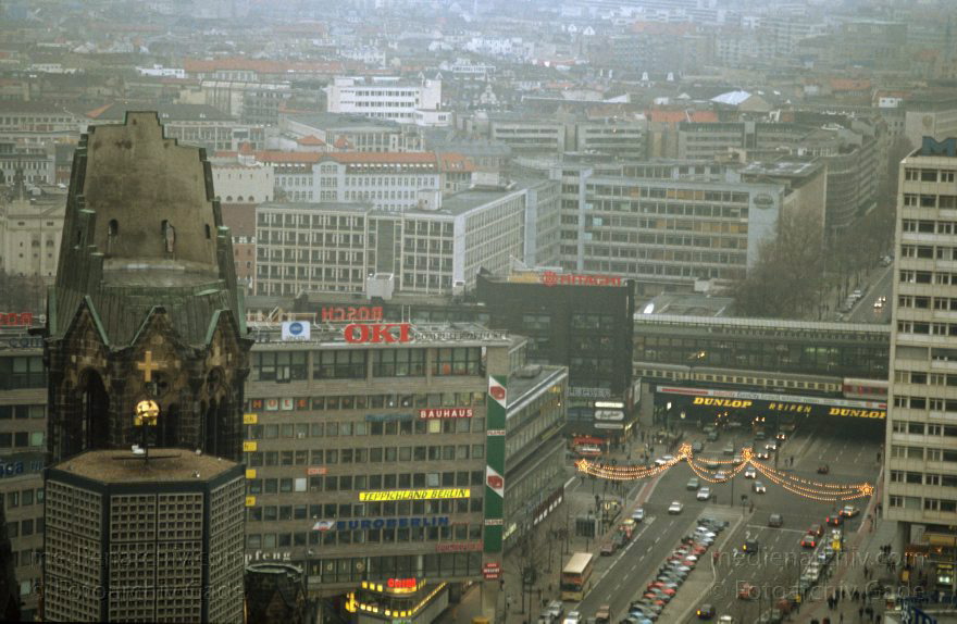 Berlin. Charlottenburg. Breitscheidplatz. Kaiser-Wilhelm-Gedächtnis-Kirche
Dezember 1991. Berlin. Charlottenburg. Blick vom Europacentrum auf den Breitscheidplatz. Kaiser-Wilhelm-Gedächtnis-Kirche
Schlüsselwörter: Berlin;Breitscheidplatz;Charlottenburg;Deutschland;Germany;1991;Kaiser-Wilhelm-Gedächtnis-Kirche