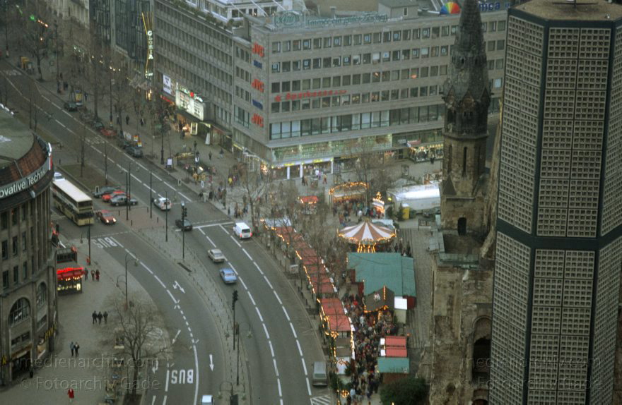 Berlin. Charlottenburg. Breitscheidplatz. Kaiser-Wilhelm-Gedächtnis-Kirche
Dezember 1991. Berlin. Charlottenburg. Blick vom Europacentrum auf den Breitscheidplatz. Kaiser-Wilhelm-Gedächtnis-Kirche
Schlüsselwörter: Berlin;Breitscheidplatz;Charlottenburg;Deutschland;Germany;1991;Kaiser-Wilhelm-Gedächtnis-Kirche