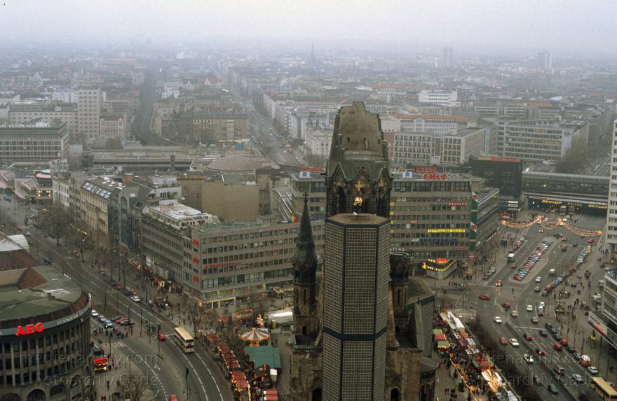 Berlin. Charlottenburg. Breitscheidplatz. Kaiser-Wilhelm-Gedächtnis-Kirche
Dezember 1991. Berlin. Charlottenburg. Blick vom Europacentrum auf den Breitscheidplatz. Kaiser-Wilhelm-Gedächtnis-Kirche
Schlüsselwörter: Berlin;Breitscheidplatz;Charlottenburg;Deutschland;Germany;1991;Kaiser-Wilhelm-Gedächtnis-Kirche