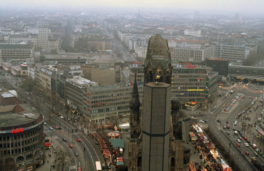 Berlin. Charlottenburg. Breitscheidplatz. Kaiser-Wilhelm-Gedächtnis-Kirche
Dezember 1991. Berlin. Charlottenburg. Blick vom Europacentrum auf den Breitscheidplatz. Kaiser-Wilhelm-Gedächtnis-Kirche
Schlüsselwörter: Berlin;Breitscheidplatz;Charlottenburg;Deutschland;Germany;1991;Kaiser-Wilhelm-Gedächtnis-Kirche