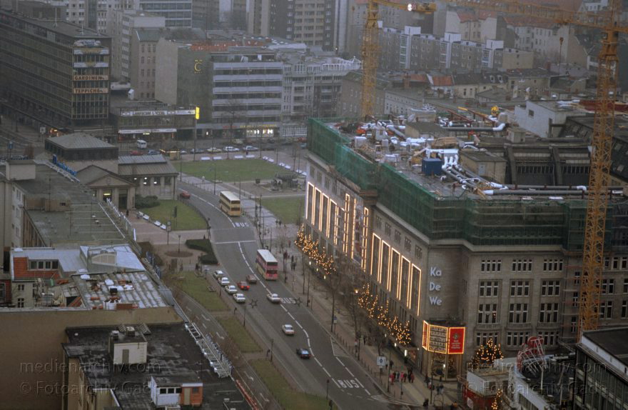 Berlin. Charlottenburg. Blick vom Europacentrum auf den Breitscheidplatz.
Dezember 1991. Berlin. Charlottenburg. Blick vom Europacentrum auf den Breitscheidplatz.
Schlüsselwörter: Berlin;Charlottenburg;Deutschland;Europacentrum;1991;Germany