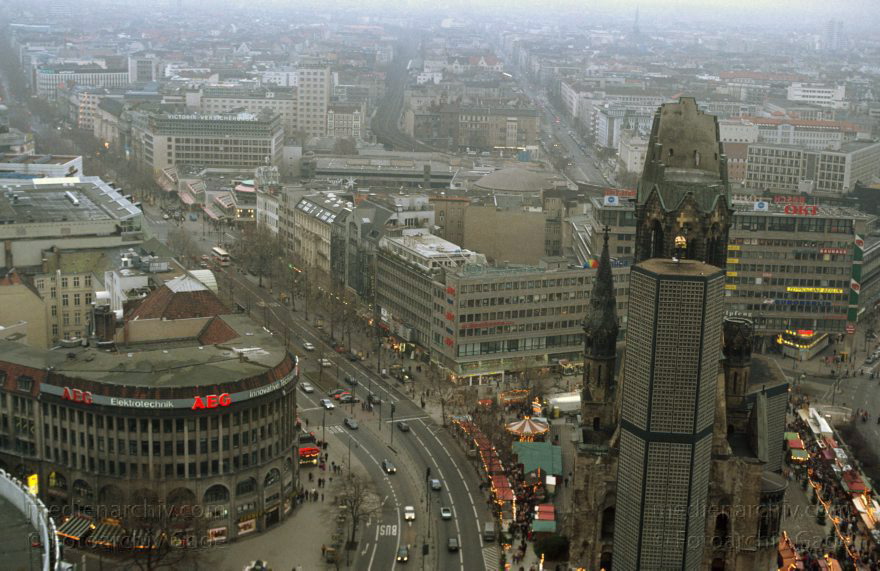 Berlin. Charlottenburg. Breitscheidplatz. Kaiser-Wilhelm-Gedächtnis-Kirche
Dezember 1991. Berlin. Charlottenburg. Blick vom Europacentrum auf den Breitscheidplatz. Kaiser-Wilhelm-Gedächtnis-Kirche
Schlüsselwörter: Berlin;Breitscheidplatz;Charlottenburg;Deutschland;Germany;1991;Kaiser-Wilhelm-Gedächtnis-Kirche