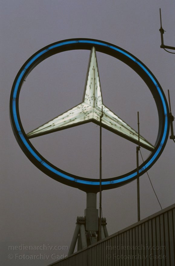 Berlin. Charlottenburg. Mercedesstern auf dem Europacentrum
Dezember 1991. Berlin. Charlottenburg. Mercedesstern auf dem Europacentrum
Schlüsselwörter: Berlin;Charlottenburg;Deutschland;Europacentrum;Germany;1991;Mercedesstern