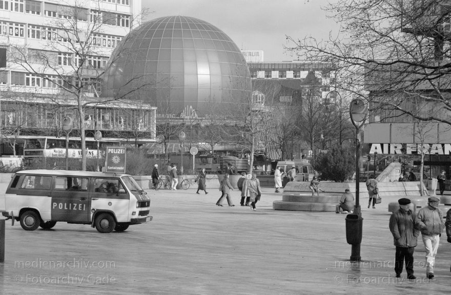 Berlin. Charlottenburg. Breitscheidplatz
18. Februar 1992. Berlin. Charlottenburg. Breitscheidplatz
Schlüsselwörter: Berlin;Breitscheidplatz;Charlottenburg;Deutschland;1992;Germany