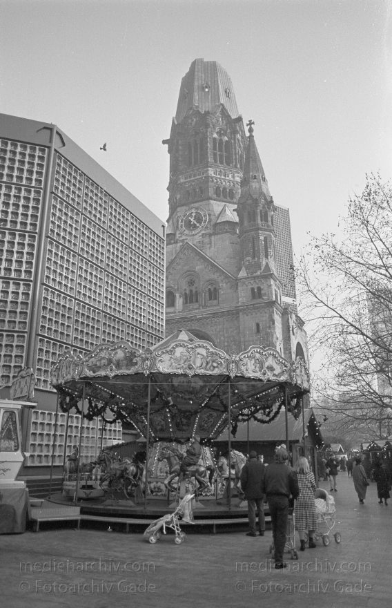 Berlin. Charlottenburg. Breitscheidplatz. Weihnachtsmarkt. Kaiser-Wilhelm-Gedächtnis-Kirche
25. Dezember 1992. Berlin. Charlottenburg. Breitscheidplatz. Weihnachtsmarkt. Kaiser-Wilhelm-Gedächtnis-Kirche
Schlüsselwörter: Berlin;Charlottenburg;Deutschland;Germany;Kaiser-Wilhelm-Gedächtnis-Kirche;Rummel;1992;Weihnachtsmarkt
