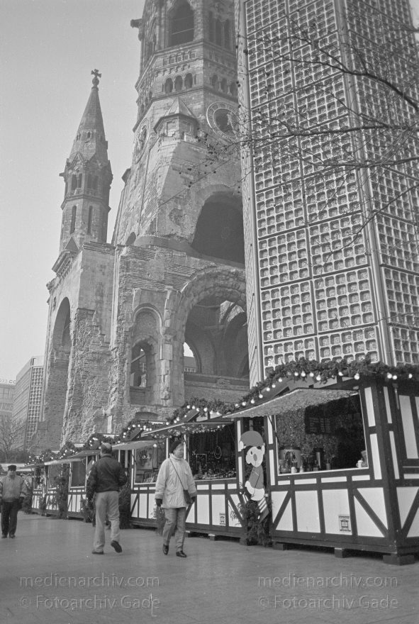 Berlin. Charlottenburg. Breitscheidplatz. Weihnachtsmarkt. Kaiser-Wilhelm-Gedächtnis-Kirche
25. Dezember 1992. Berlin. Charlottenburg. Breitscheidplatz. Weihnachtsmarkt. Kaiser-Wilhelm-Gedächtnis-Kirche
Schlüsselwörter: Berlin;Charlottenburg;Deutschland;Germany;Kaiser-Wilhelm-Gedächtnis-Kirche;Rummel;1992;Weihnachtsmarkt