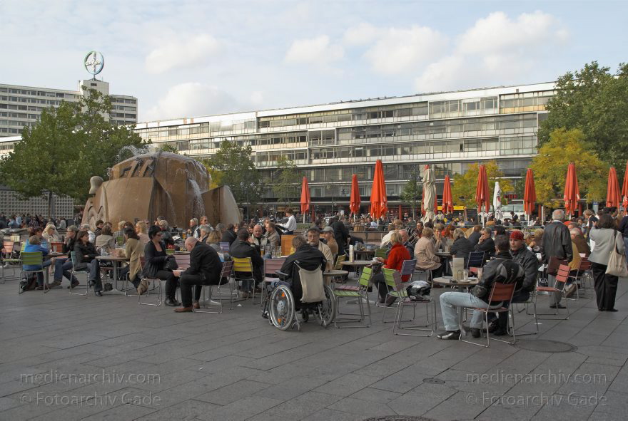 Berlin. Charlottenburg. Breitscheidplatz. Charlottenburg-Wilmersdorf. Passanten und Kaffeebesucher am Weltkugelbrunnen.
10. 10. 2008. Berlin. Charlottenburg. Der Breitscheidplatz liegt in Charlottenburg im Berliner Bezirk Charlottenburg-Wilmersdorf. Passanten und Kaffeebesucher am Weltkugelbrunnen.
Schlüsselwörter: Berlin;Breitscheidplatz;Charlottenburg;Deutschland;2008;Germany