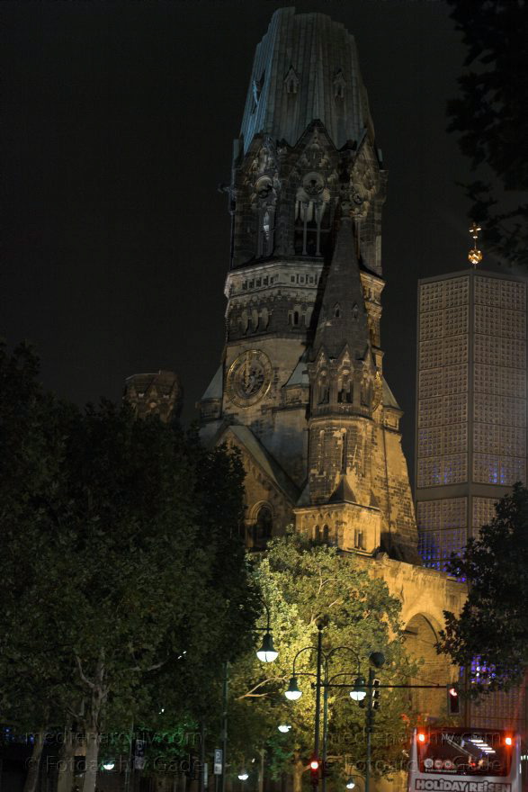 Berlin. Charlottenburg. Kaiser-Wilhelm-Gedächtnis-Kirche bei Nacht.
21. 10. 2009. Berlin. Charlottenburg. Kaiser-Wilhelm-Gedächtnis-Kirche bei Nacht.
Schlüsselwörter: Berlin;Breitscheidplatz;Charlottenburg;Deutschland;Festival of Lights;Gedächtnis-Kirche;Germany;Kaiser-Wilhelm-Gedächtnis-Kirche;2009;Nachtaufnahme