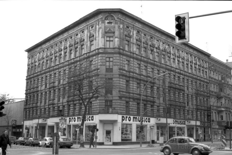 Berlin. VW-Käfer. Pro Musica Laden
Februar 1987. Berlin. Charlottenburg. VW-Käfer. Pro Musica Laden
Schlüsselwörter: Berlin;Charlottenburg;Deutschland;Germany;Pro Musica;1987;VW Käfer