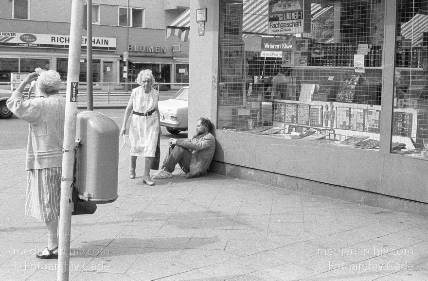 Berlin. Charlottenburg.
Juli 1989. Berlin. Charlottenburg.
Schlüsselwörter: Berlin;Charlottenburg;Deutschland;1989;Germany