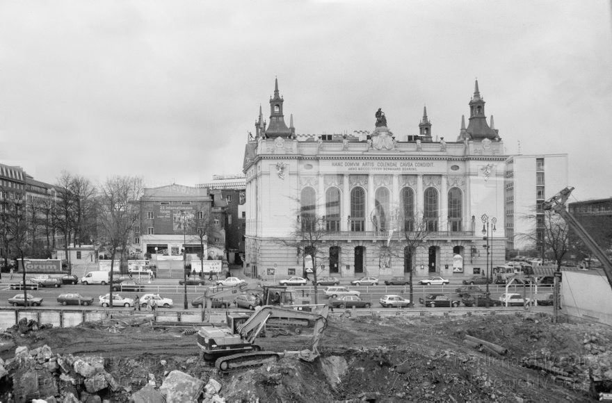 Berlin. Charlottenburg. Theater des Westens. Kantstraße
18. Februar 1992. Berlin. Charlottenburg. Theater des Westens. Kantstraße
Schlüsselwörter: Berlin;Charlottenburg;Deutschland;Germany;Kantstraße;1992;Theater des Westens