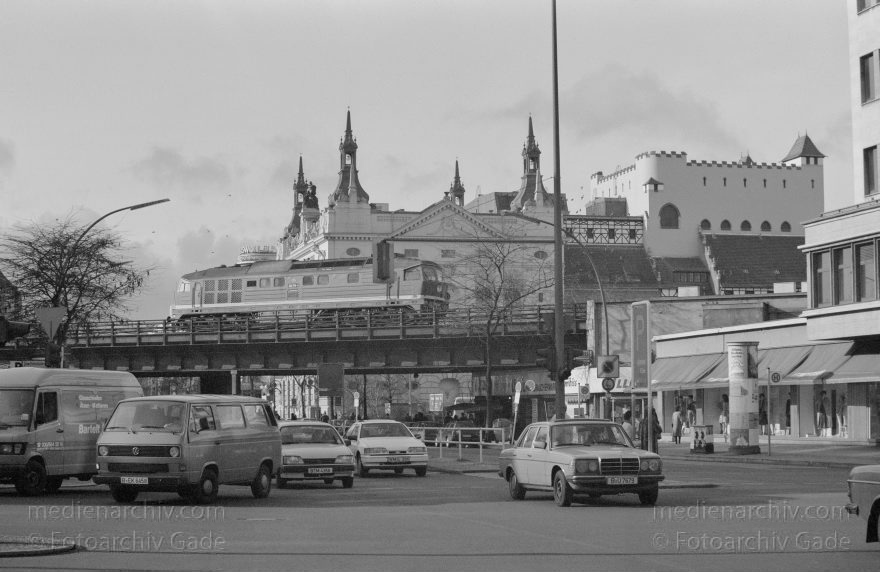Berlin. Charlottenburg. Kantstraße Theater des Westens
18. Februar 1992. Berlin. Charlottenburg. Kantstraße Theater des Westens
Schlüsselwörter: Berlin;Charlottenburg;Deutschland;Germany;Kantstraße;1992;Theater des Westens