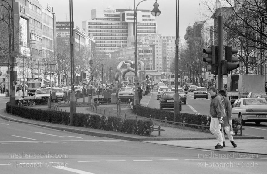 Berlin. Charlottenburg. Tauentzien
18. Februar 1992. Berlin. Charlottenburg. Tauentzien
Schlüsselwörter: Berlin;Charlottenburg;Deutschland;Germany;1992;Tauentzien