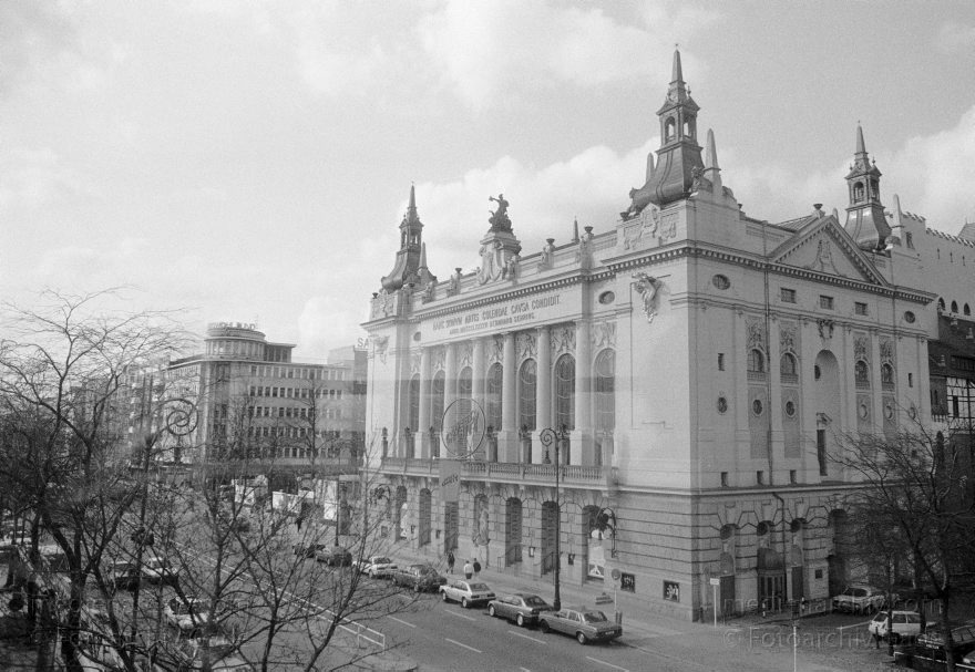 Berlin. Charlottenburg. Theater des Westens. Kantstraße
April 1992. Berlin. Charlottenburg. Theater des Westens. Kantstraße
Schlüsselwörter: Berlin;Charlottenburg;Deutschland;Germany;Kantstraße;1992;Theater des Westens